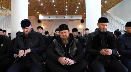 Рамзан Кадыров совершил рузбу в мечети им. дяди Пророка Мухаммада ﷺ