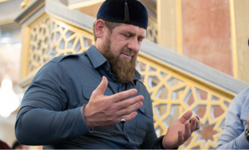 Рамзан Кадыров совершил рузбу в мечети им. дяди Пророка Мухаммада ﷺ