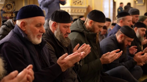 В крупных мечетях ЧР верующие продолжают выстаивать коллективные Тахаджуд-намазы