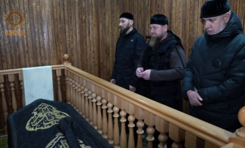 Рамзан Кадыров посетил зиярт устаза Ташу-Хаджи Саясановского