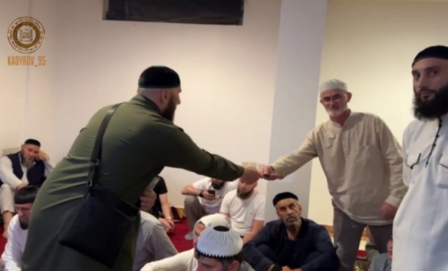РОФ им. А.-X. Кадырова оказал финансовую помощь паломникам, которым ранее оплатил путевки в хадж